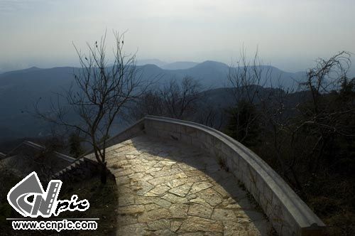     中国江苏花果山风景区是国家级重点风景名胜区。景区面积12.8平方公里，规划面积110平方公里，层峦叠嶂136峰。